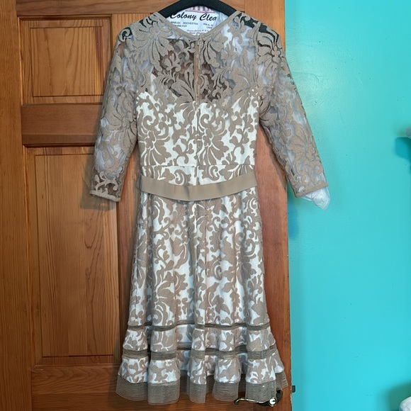 Tadashi Shoji dress women’s taupe lace over ivory - Picture 2 of 4